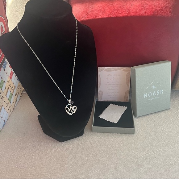 Silver Heart 'Mom' Pendant Necklace - NWOT - Picture 11 of 13